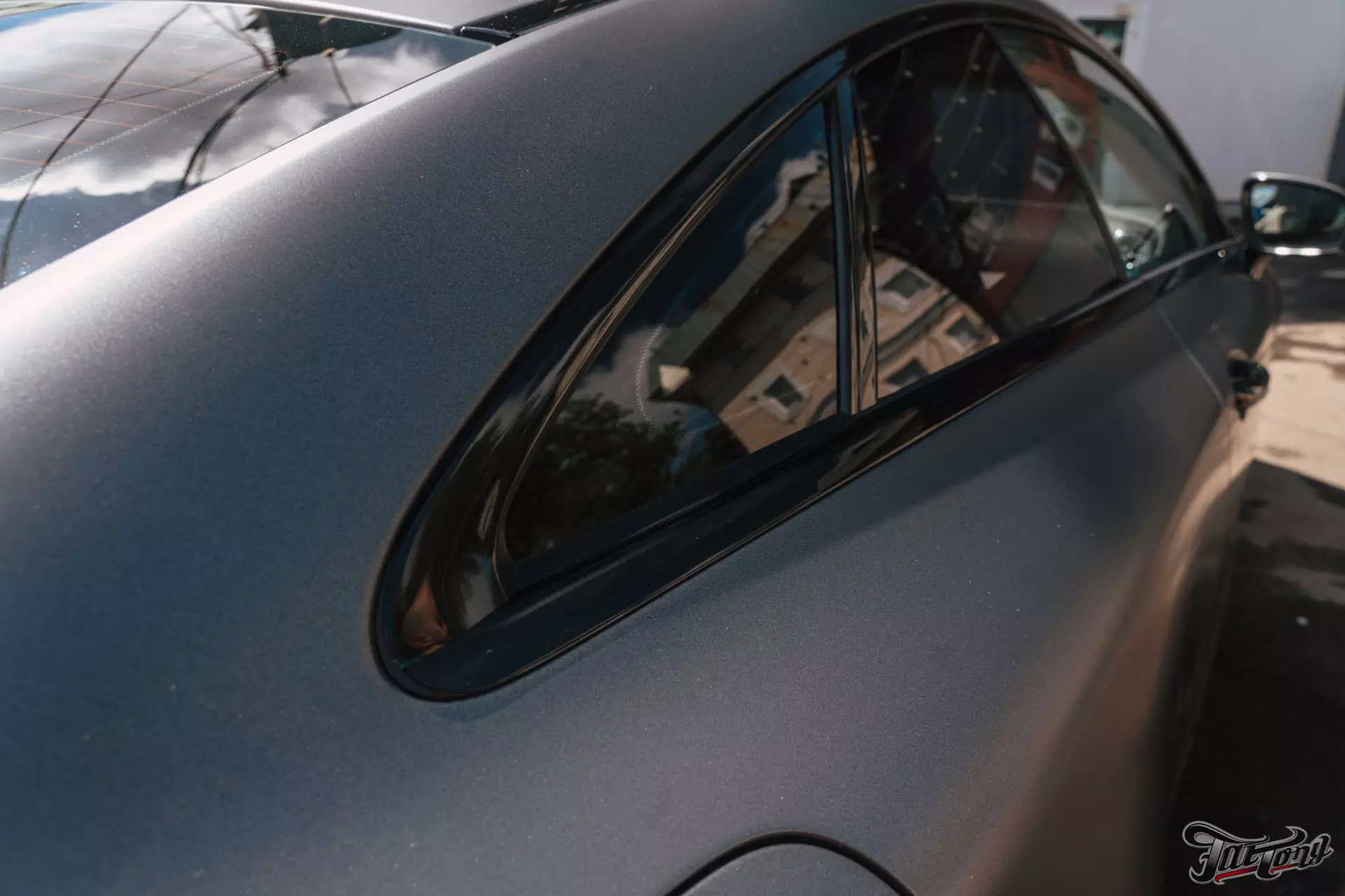 Mercedes E400 Coupe. Часть 3. Оклейка в серый сатин. Полный антихром. Окрас дисков и суппортов. Детейлинг